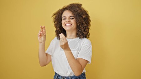 Téléchargez les photos : Young beautiful hispanic woman smiling confident standing over isolated yellow background - en image libre de droit