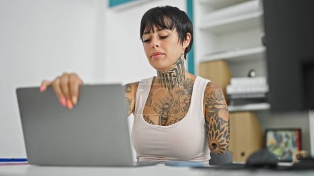 Foto de Mujer hispana con amputado brazo trabajador de negocios utilizando portátil de trabajo en la oficina - Imagen libre de derechos