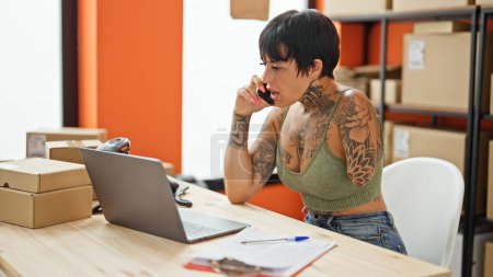 Téléchargez les photos : Hispanique femme avec amputé bras commerce électronique travailleur d'affaires parler sur smartphone argumenter au bureau - en image libre de droit