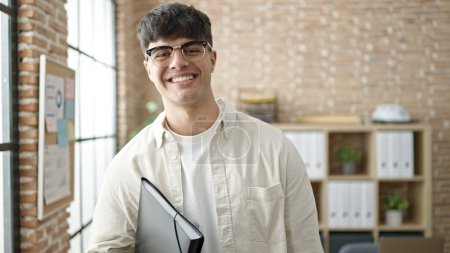 Téléchargez les photos : Jeune homme hispanique homme d'affaires travailleur souriant ferme confiant liant au bureau - en image libre de droit