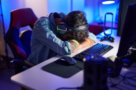 Foto de Joven streamer hispano estresado usando computadora en sala de juegos - Imagen libre de derechos