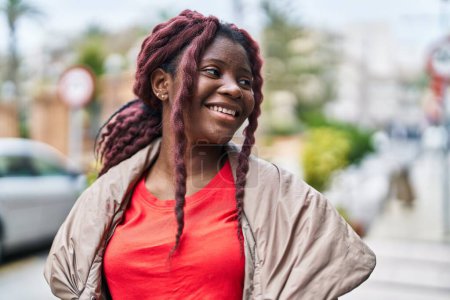 Foto de African american woman smiling confident looking to the side at street - Imagen libre de derechos