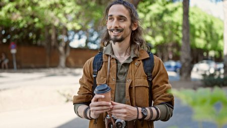 Téléchargez les photos : Jeune homme hispanique touriste tenant un café au parc - en image libre de droit