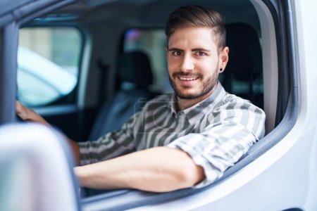 Téléchargez les photos : Young caucasian man smiling confident driving car at street - en image libre de droit