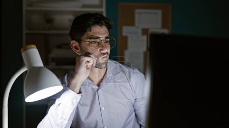 Téléchargez les photos : Jeune homme hispanique travailleur d'affaires en utilisant l'ordinateur de travail au bureau - en image libre de droit