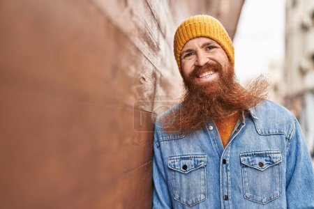 Téléchargez les photos : Jeune rousse homme souriant confiant debout à la rue - en image libre de droit
