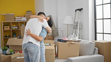 Téléchargez les photos : Homme et femme couple câlins l'un l'autre à nouveau maison - en image libre de droit