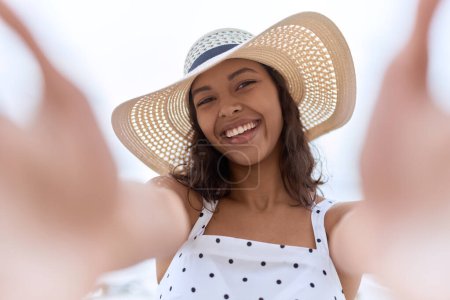 Foto de Joven afroamericana americana con sombrero de verano hacer selfie por cámara en la playa - Imagen libre de derechos