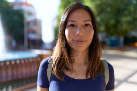 Téléchargez les photos : Jeune femme asiatique souriant confiance debout au parc - en image libre de droit