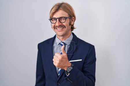Téléchargez les photos : Homme caucasien avec moustache portant des vêtements de travail faisant des pouces heureux geste avec la main. approuvant l'expression regardant la caméra montrant le succès. - en image libre de droit