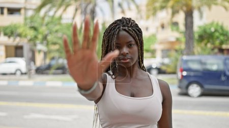 Téléchargez les photos : Afro-américaine femme faire arrêter geste avec la main à la rue - en image libre de droit