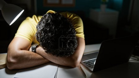 Téléchargez les photos : Jeune homme d'affaires latino femme d'affaires penchée sur la table dormant au bureau - en image libre de droit