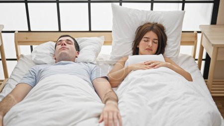 Téléchargez les photos : Beau couple couché sur le lit dormant dans la chambre - en image libre de droit