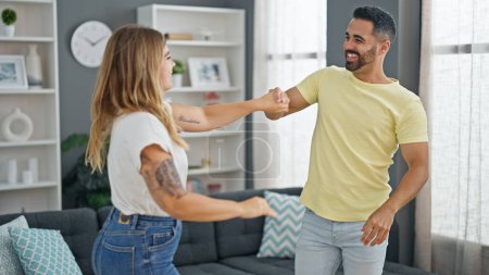 Téléchargez les photos : Couple homme et femme dansant ensemble à la maison - en image libre de droit