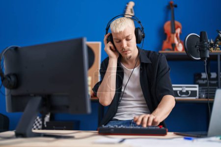 Foto de Joven caucásico hombre músico teniendo dj sesión en música studio - Imagen libre de derechos