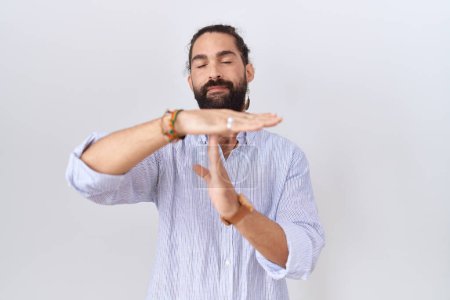 Téléchargez les photos : Homme hispanique avec barbe portant une chemise décontractée faisant un geste avec les mains, le visage frustré et sérieux - en image libre de droit