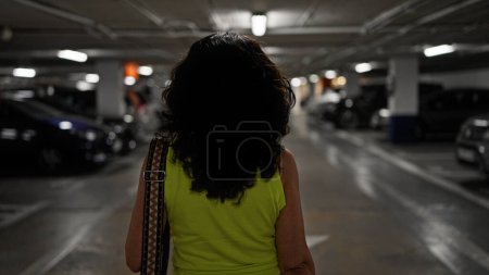 Foto de Mujer hispana de mediana edad caminando estacionamiento - Imagen libre de derechos