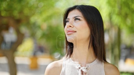 Téléchargez les photos : Jeune femme caucasienne souriant confiant regardant vers le ciel au parc - en image libre de droit