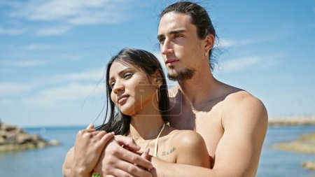 Téléchargez les photos : Homme et femme touriste couple étreignant l'autre à la plage - en image libre de droit