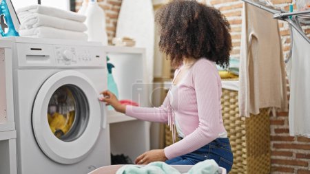 Foto de Mujer afroamericana lavando ropa en la lavandería - Imagen libre de derechos