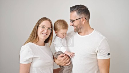Téléchargez les photos : Famille de mère, père et bébé souriant ensemble sur fond blanc isolé - en image libre de droit