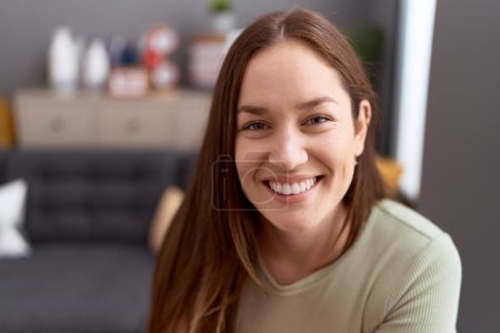 Téléchargez les photos : Young beautiful woman smiling confident sitting on sofa at home - en image libre de droit