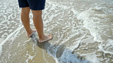 Téléchargez les photos : Jeune touriste debout à la plage - en image libre de droit