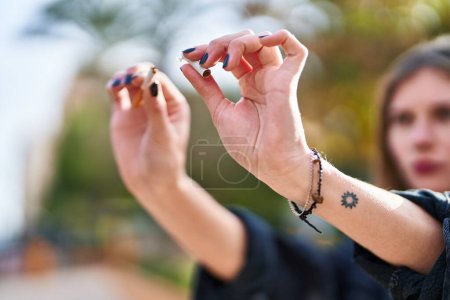 Téléchargez les photos : Jeune femme blonde briser cigarette au parc - en image libre de droit