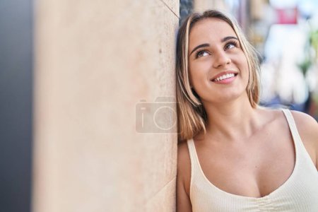 Foto de Young blonde woman smiling confident looking to the side at street - Imagen libre de derechos