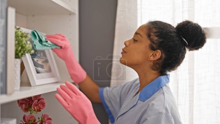 Téléchargez les photos : Femme afro-américaine nettoyage professionnel photo de nettoyage à la maison - en image libre de droit
