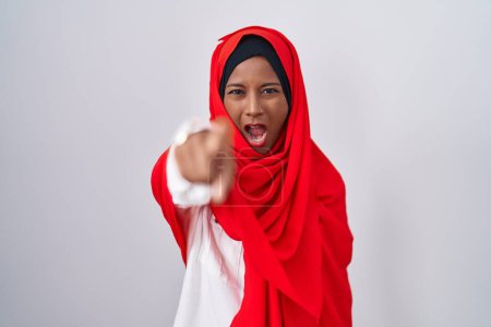 Téléchargez les photos : Jeune femme arabe portant l'écharpe traditionnelle islamique hijab pointant mécontent et frustré à la caméra, en colère et furieux contre vous - en image libre de droit