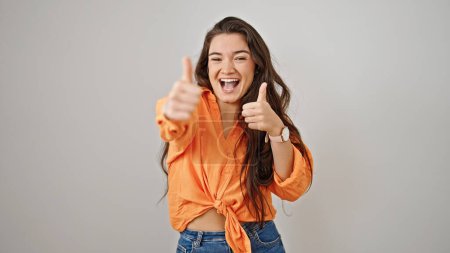 Téléchargez les photos : Jeune belle femme hispanique souriant confiant faire les pouces vers le haut geste sur fond blanc isolé - en image libre de droit