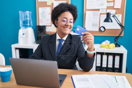 Téléchargez les photos : African american woman business worker using laptop and credit card at office - en image libre de droit
