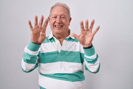 Téléchargez les photos : Homme âgé avec les cheveux gris debout sur fond blanc montrant et pointant vers le haut avec les doigts numéro neuf tout en souriant confiant et heureux. - en image libre de droit