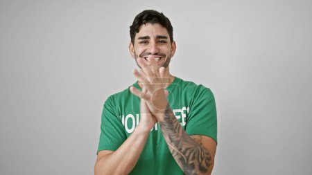 Foto de Joven hombre hispano voluntario aplaudiendo las manos sonriendo sobre aislado fondo blanco - Imagen libre de derechos