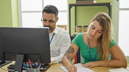 Foto de Trabajadores de negocios de hombres y mujeres que usan computadoras tomando notas en la oficina - Imagen libre de derechos