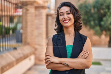 Téléchargez les photos : Jeune belle femme hispanique debout avec les bras croisés geste à la rue - en image libre de droit