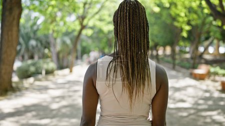 Téléchargez les photos : Femme afro-américaine debout en arrière au parc - en image libre de droit