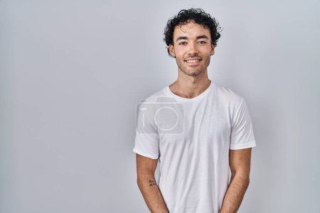 Téléchargez les photos : Homme hispanique debout sur fond isolé avec un sourire heureux et cool sur le visage. chanceux. - en image libre de droit
