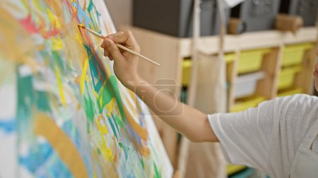 Téléchargez les photos : Adorable enfant artiste, les mains d'un garçon enthousiaste dessin créatif au studio d'art intérieur salle de classe - en image libre de droit