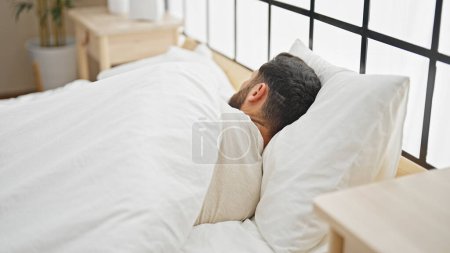 Foto de Joven hispano acostado en la cama durmiendo en el dormitorio - Imagen libre de derechos