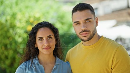 Téléchargez les photos : Homme et femme couple debout ensemble avec visage détendu au parc - en image libre de droit