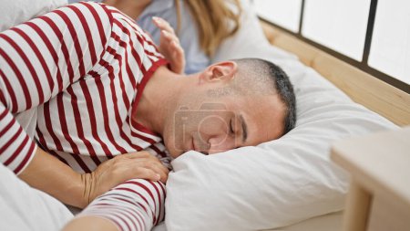Téléchargez les photos : Couple homme et femme couché sur le lit dormant dans la chambre - en image libre de droit