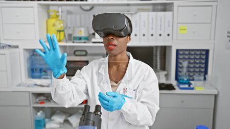 Téléchargez les photos : Incroyable scientifique afro-américaine, armée de lunettes de réalité virtuelle de pointe, révolutionnant la recherche dans son laboratoire animé. - en image libre de droit