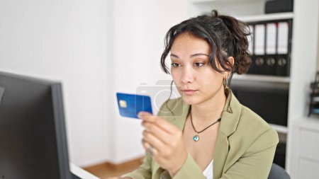 Foto de Joven hermosa mujer hispana trabajadora de negocios usando computadora y tarjeta de crédito en la oficina - Imagen libre de derechos