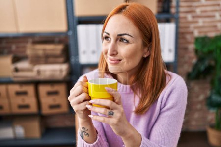 Téléchargez les photos : Jeune femme caucasienne commerce électronique travailleur d'affaires boire du café au bureau - en image libre de droit