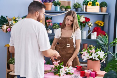 Téléchargez les photos : Homme et femme client demandant à fleuriste pour bouquet de fleurs à la boutique de fleurs - en image libre de droit