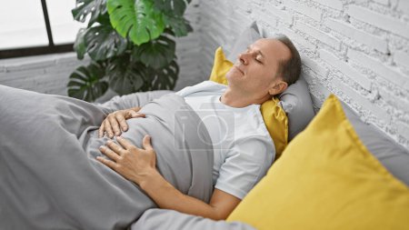 Foto de Hombre de mediana edad acostado en la cama durmiendo en el dormitorio - Imagen libre de derechos