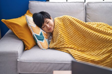 Foto de Mujer china de mediana edad acostada en la cama durmiendo en casa - Imagen libre de derechos