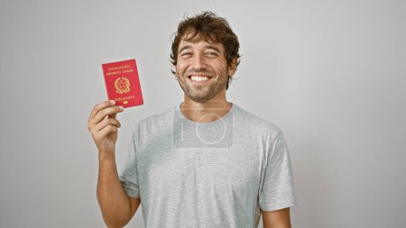 Foto de Joven sonriente sosteniendo pasaporte de italia sobre fondo blanco aislado - Imagen libre de derechos